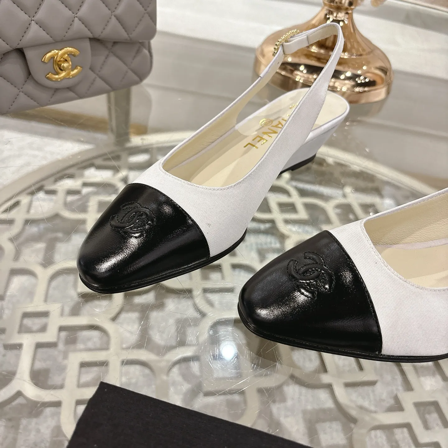 👟👟Ex-factory price 520👟👟 𝐂𝐇𝐀𝐍𝐄𝐋 Xiaoxiang 25𝐬𝐬Spring and summer new products Counter classic Xiaoxiang color-blocked back hollow wedge sandals series new〰 🍬 A must-have in the fashion circle, the matching will interpret the meticulous, minimalist and classic elements that will never fade away 💋Shows a unique dressing style that is too beautiful to say. A must-have for summer... Upper: original high-custom lambskin lining: imported mixed sheepskin lining Outsole: original Italian leather outsole Heel height: 4.5cm Shoe size: 35-39 (40.41.42 customization is not returnable)